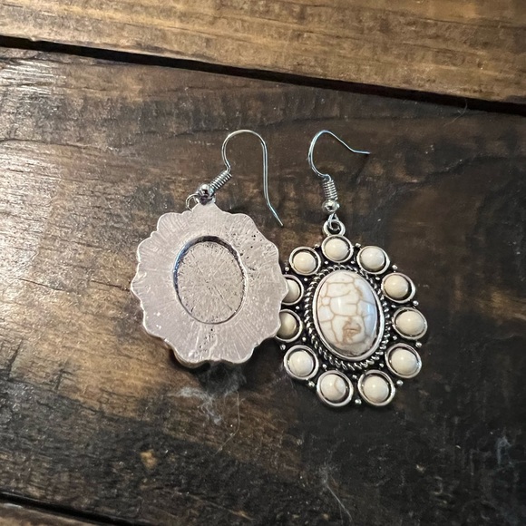 Beautiful earrings - Picture 2 of 3